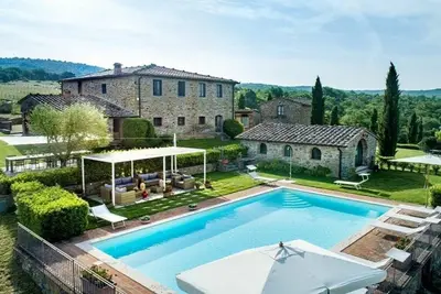 Image de Villa la Colonna est un magnifique casale en pierre, entouré d'un jardin avec dépendance et pi. . .