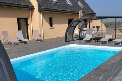 Image de Villa 14 personnes vue mer avec piscine couverte chauffée.