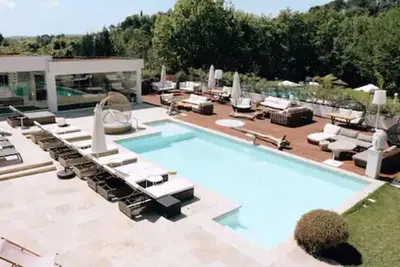 Image de Au Domaine des Roses (7 ch. , 6 Sdb, 2 piscines, Climatisation)