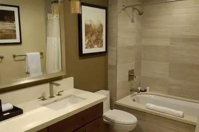Image de Luxury Ski In/Ski Out, 2 Bed Rooms and Den, walk to gondola.