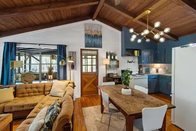 Image de Emerald Cove Cabin on Emerald Isle -Lake front with Kayaks! Emerald Isle Cabins, Shreveport, La.