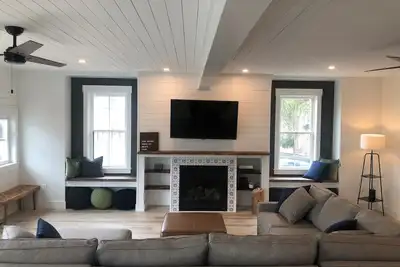 Image de Newly Renovated Home Minutes Walk to the Beach Sleeps 18