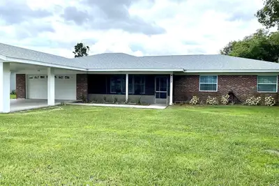 Image de Spacious 3/2 on large canal to beautiful Crooked Lake, great for seasonal rental