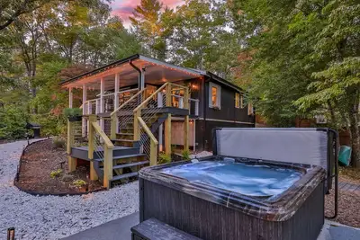 Image de Charming Lake Blue Ridge Cottage -Completely modernized & updated w private dock