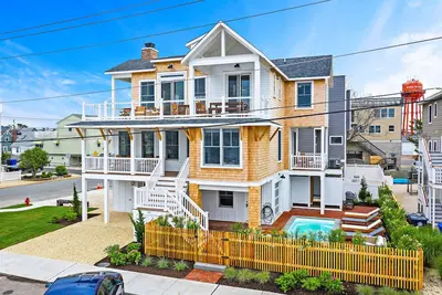 Image de 270 Degree Bay Views! Amazing home with a Pool! ! ! Weekend of 9/14 available!