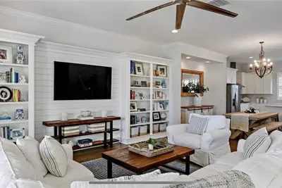Image de Luxurious Modern Townhouse right across beach! !