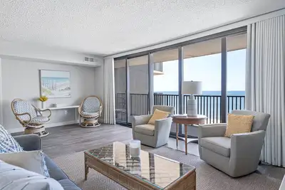 Image de Beachfront, Newly Renovated Edgewater Building Condo