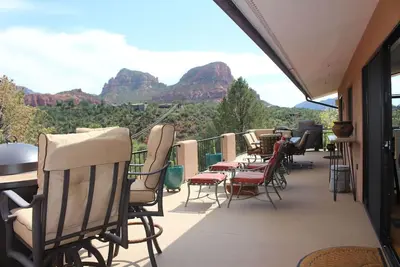 Image de Open Style Home with Magnificent Views!