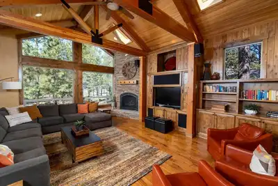 Image de Luxury, 5 On-Suites, Hot Tub, Ping Pong, Arcade, Pool Table, Free Ev Charging!