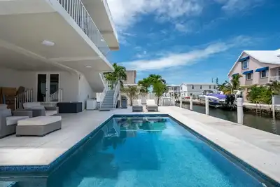 Image de Pool, 4 Bikes, 3 Bedrooms, Instant Open Atlantic Boating Access, Outdoor Space!
