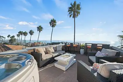 Image de Pacific Ocean Views w/ Roof Top Hot Tub, Private Patio w/ Bbq and dining!