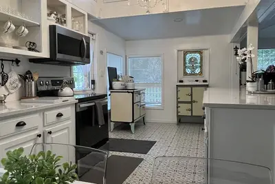 Image de Historical Hidden Gem is located a few minutes from Downtown & the Beaches.