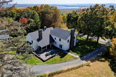 Image de Historic Catskills farmhouse with sweeping views
