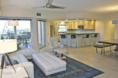 Image de Stunning three bedroom condo across the street from awesome beach; all amenities