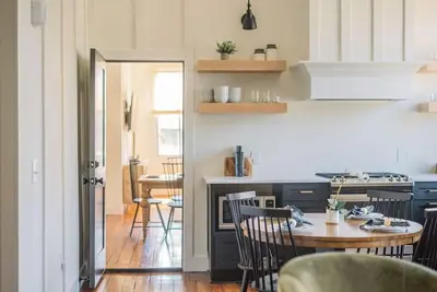 Image de Spacious 5br/5ba Apartment Steps to King St. Guesthouse Charleston East 46 G & H
