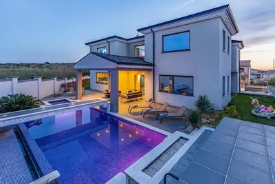 Image de Belle maison à Banjole avec jacuzzi