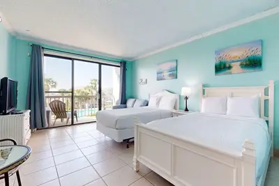 Image de Second-floor, sound-front studio with pool & washer/dryer