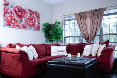Image de Bougie on a budget: Private bedroom & bathroom in rental unit. 🌟
