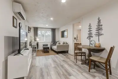 Image de Updated and bright guest suite.