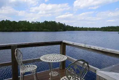 Image de Waterfront Lake with dock and lake access for your kayak at the park.
