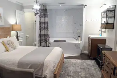 Image de 2 Person Jacuzzi Tub | Kitchenette