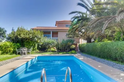 Image de Villa Morera avec vue montagne, piscine, Wi-Fi rapide, jardin et terrasse. Parking disponible.