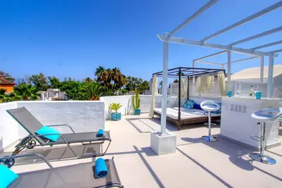 Image de Duplex moderne en front de mer avec immense terrasse sur le toit, 2 piscines
