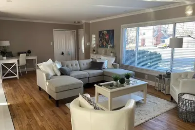 Image de This house is a 3 bedroom(s), 2 bathrooms, located in Harper Woods, Mi.