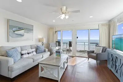 Image de Crystal Sands 217a - Gulf Front, Corner Unit, Free Beach Service, Heated Pool!