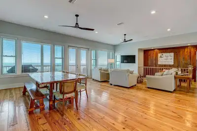 Image de Oceanfront | Completely Renovated Historic Home | Huge Balcony Amazing Ocean Views