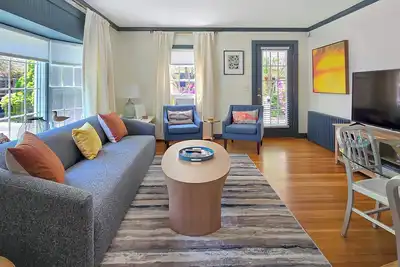 Image de Bright East End 3bd--A/C, Parking, Exclusive Use Patio & Porch, Close to Commercial