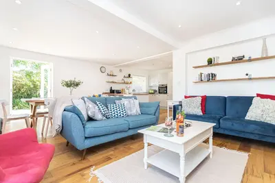 Image de Corner Cottage sleeps 9 New Forest & Beach