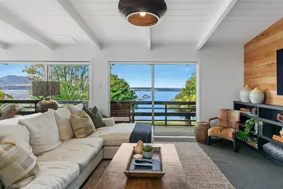 Image de Réveillez-vous avec le Lac Taupō dans votre jardin!
