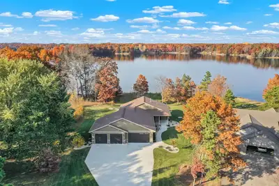 Image de Brand New 2021 4 Br + den Lake House minutes to world class golf.