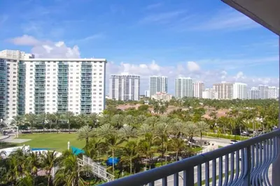 Image de Oceanfront Stay at Marco Polo Beach Resort – Pool & Fitness Center on Collins Av