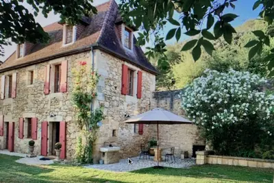 Image de Maison Les Volets Rouges, charme, vue et piscine privée proche de Sarlat.