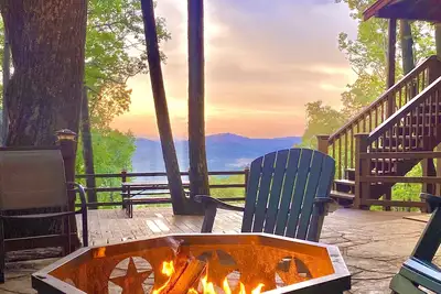 Image de ★Cozy Log Cabin★ Secluded, modern amenities, mins to dwtwn Blueridge. Pets Ok!