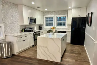 Image de Brand new kitchen & main bathroom! Highly sought after 4bd, 3ba near everything.