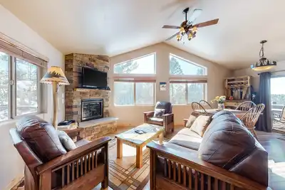 Image de Secluded Dog-Friendly Home w\/Free WiFi, Private Hot Tub, Washer\/Dryer, Fireplace