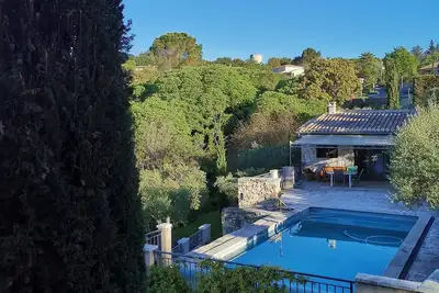 Image de Villa climatisée, vue panoramique avec piscine.
