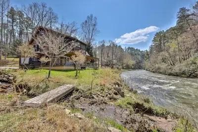 Image de The Farmhouse- Riverfront, Fiber, HotTub, Fish, DogOK, Game Room, Movie Room