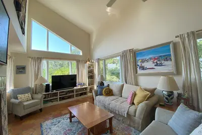 Image de 5 Bedroom, 3 Bathroom Lakehouse. 5 min shortcut to the Beach!