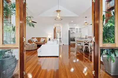 Image de Myriams Cottage Pool house in Bardon executive private gorgeous bathroom