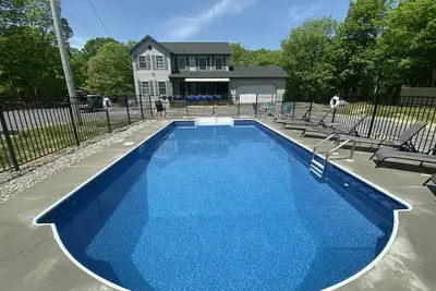 Image de Pool Is Open. vacation home just 16 minutes from Bushkill Falls
