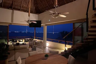 Image de ! ! Stunning Beachfront Penthouse With Private Pool! !