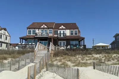 Image de Emerald Isle Oceanfront 4 Br 1/2 Duplex - watch dolphins from the deck!