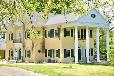 Image de Historic Mill Estate on River