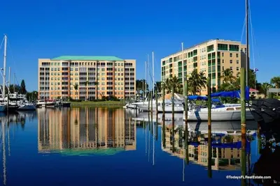 Image de Unbelievable views over looking Burnt Store Marina in Harbour Towers!