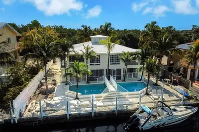 Image de It’s all here for you. Lagoon, pool, sun deck, kayaks, sunsets.