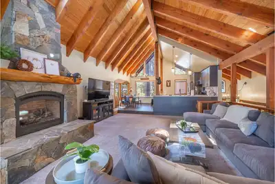 Image de Luxury 5 Bd Tahoe Donner Home - 2 Master King Bed Suites --New HotTub!
